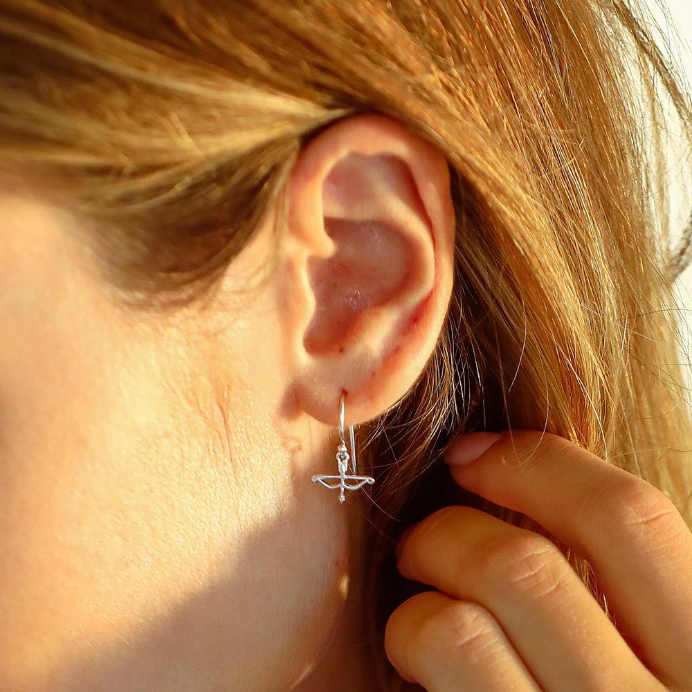 Outlet Lover's Arrow Silver Earrings
