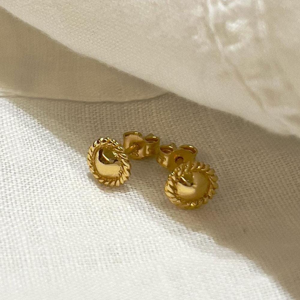 Outlet Nova Gold Stud Earrings
