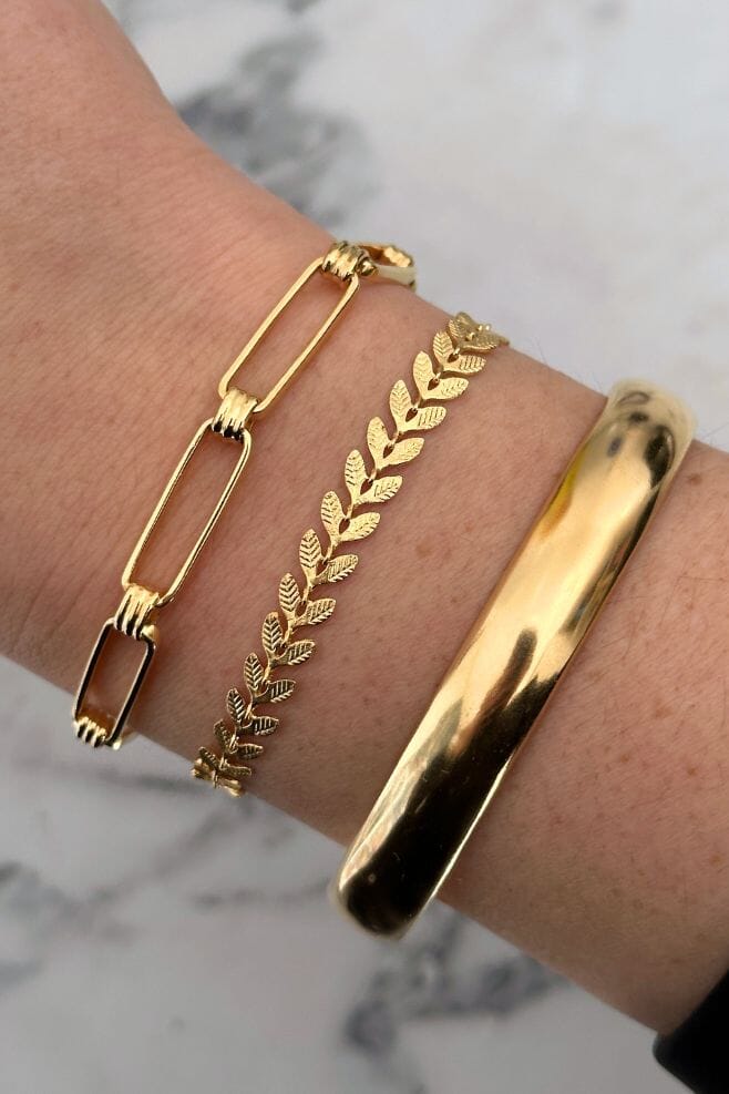 A chunky chain link bracelet, perfect for every day wear.