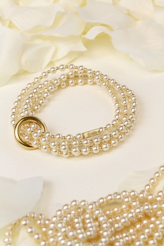 A luxurious looped design crafted in gold-plated silver and Preciosa pearls, the Endless Love bracelet offers optional engraving.