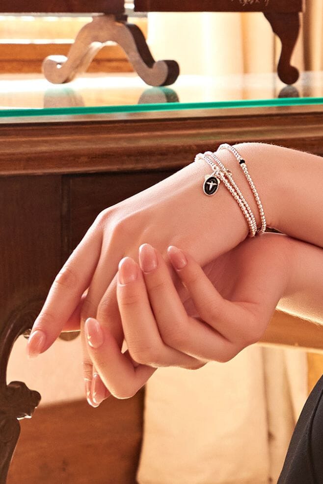 Handcrafted in 925 Sterling Silver and Italian Enamel, this beaded bracelet features a Silhouette Angel charm.