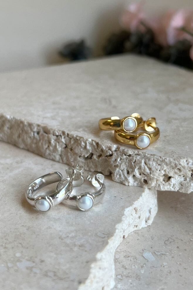 Gold hoops featuring a luxurious Preciosa Pearl at it's centre.