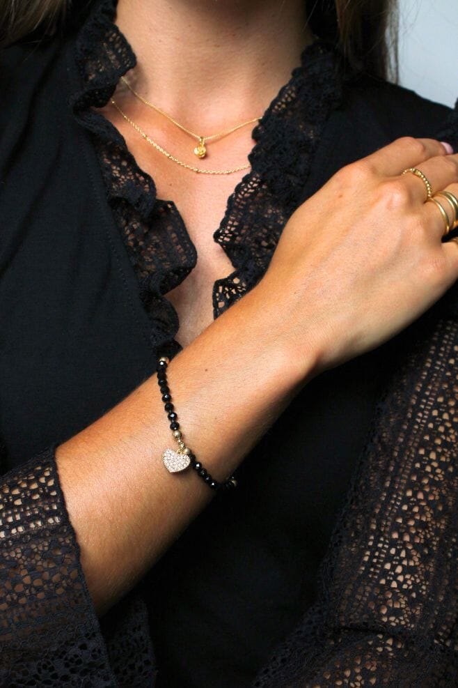 Using a mixture of Preciosa Crystals and Japanese beads, this bracelet perfectly frames an elegant ‘Crystal Heart’ charm. 
