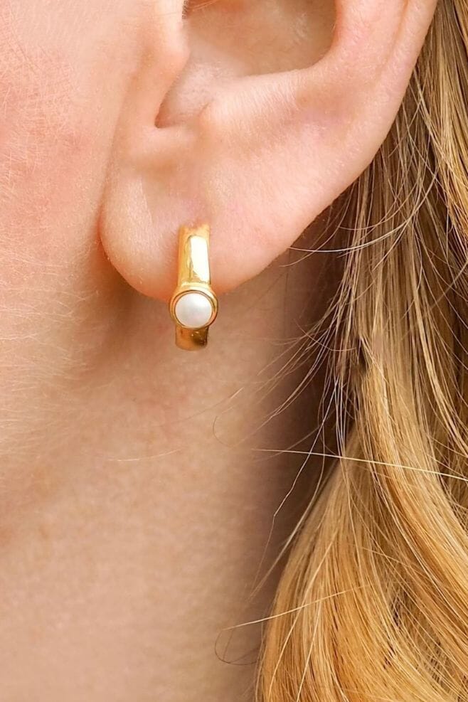 Gold hoops featuring a luxurious Preciosa Pearl at it's centre.