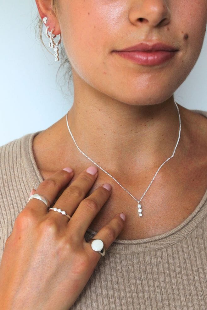 The classy Vida necklace in 925 Sterling Silver chain features a stunning centrepiece of three crystals that sits boldly above the collar bone.