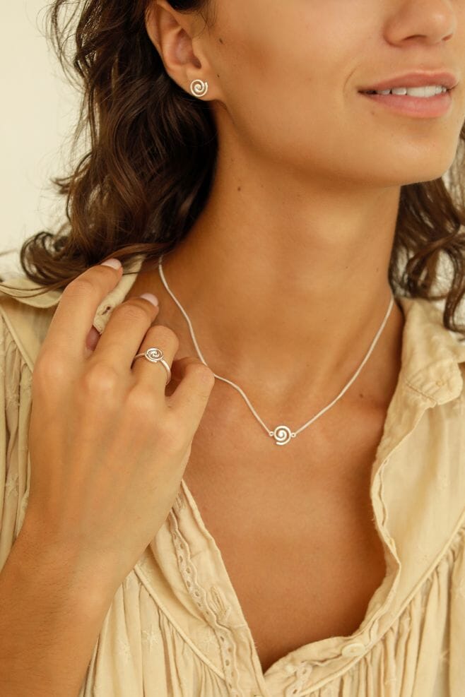 A fun 925 Sterling Silver necklace featuring a dainty chain and simple spiral charm.