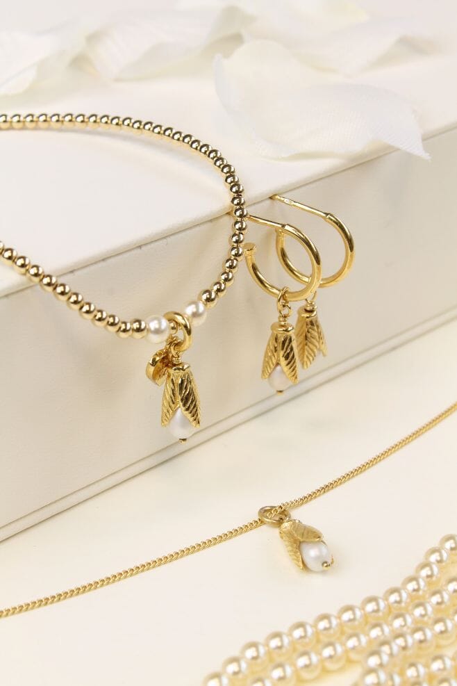 Handcrafted with gold-plated silver and Preciosa pearls, this bracelet is the perfect wedding accesory.