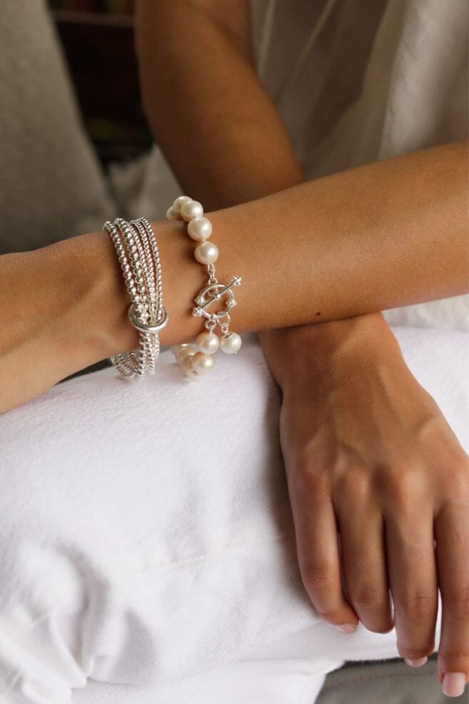 A chunky and elegant pearl bracelet combining decadent Freshwater Pearls and 925 Sterling Silver with a stunning T-Bar clasp.