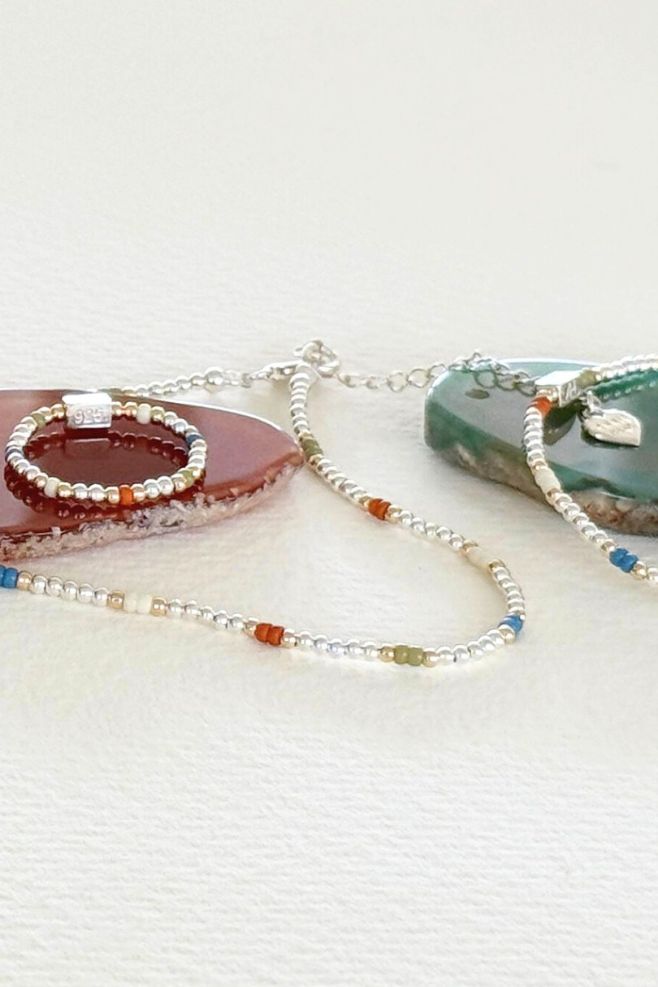 This jewellery set features a harmonious metal mix of 925 Sterling Silver and gold-plated Silver beads completed with colourful shades of Japanese Seed beads.
