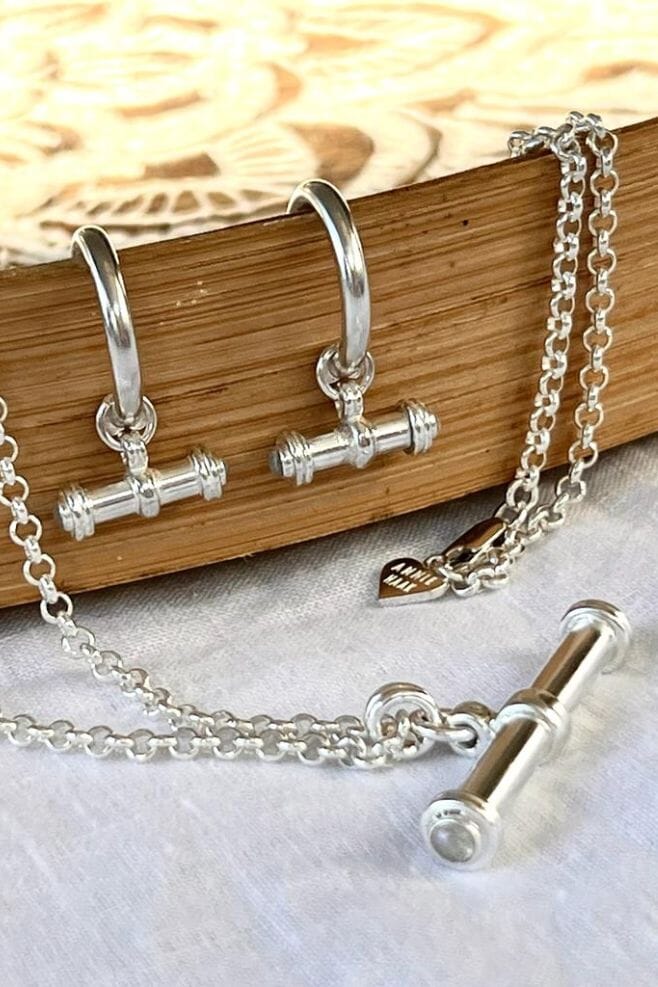 This contemporary 925 Sterling Silver Necklace features a solid bar charm with moonstone detail.