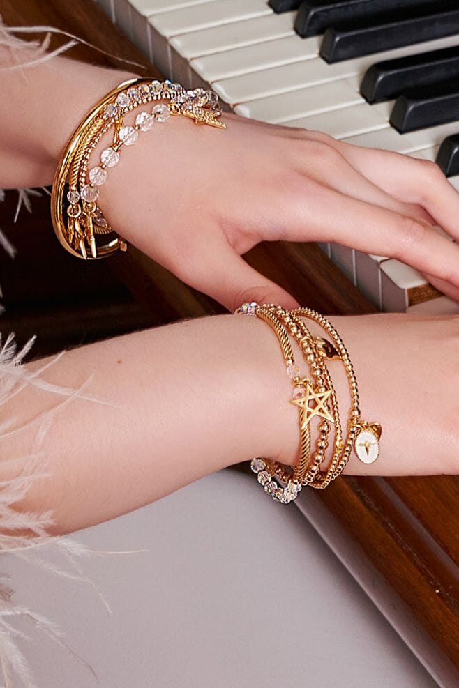 Made up of twisted tubes and Preciosa crystals, this bracelet features a striking star charm.
