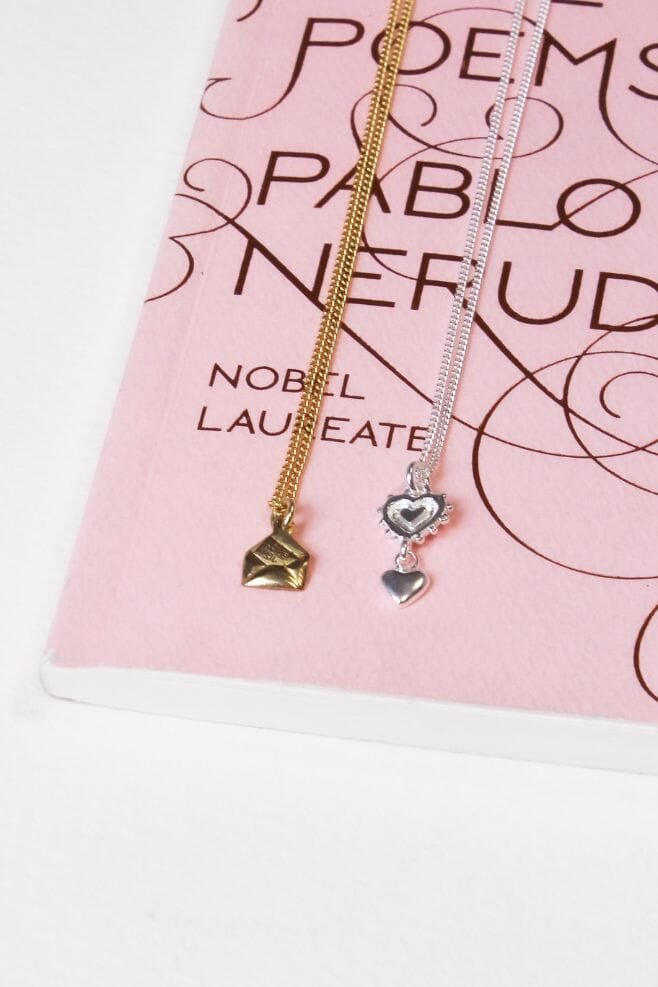 This 925 Sterling Silver necklace features a Vintage Heart charm and a delicate adjustable chain.