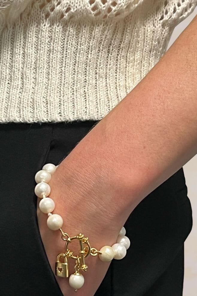 The glamorous Toggle Pearl Bracelet combines decadent Freshwater Pearls and Gold plated Sterling Silver with a stunning T-Bar clasp.