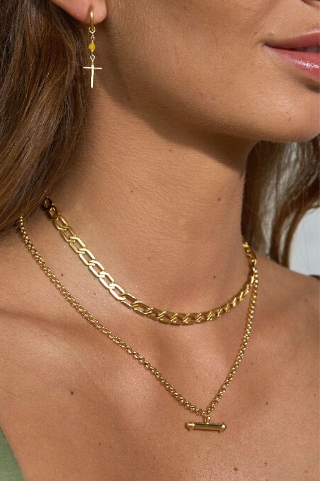 This chic necklace features a solid bar charm that hangs from a gold plated 925 Sterling Silver chain.
