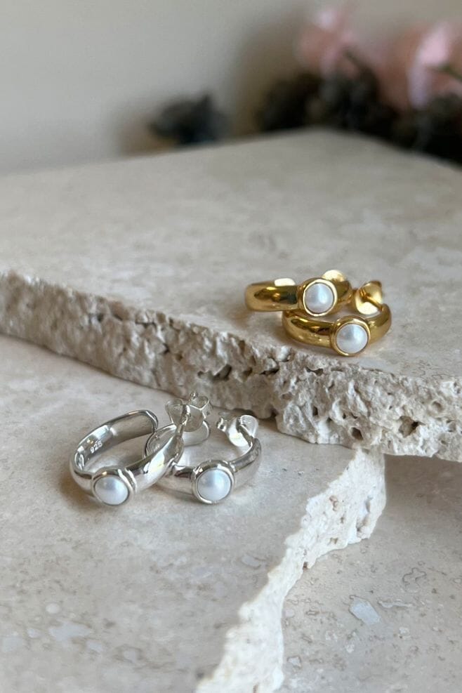 925 Sterling Silver hoops featuring a luxurious shimmer of Preciosa Pearl, carefully placed in the centre.