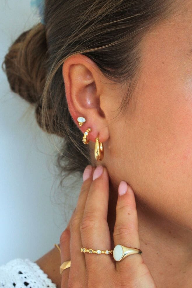 Get glowing with the NU & MII Shine earrings, a power pair of hoops featuring Zirconia crystals around the hoops.