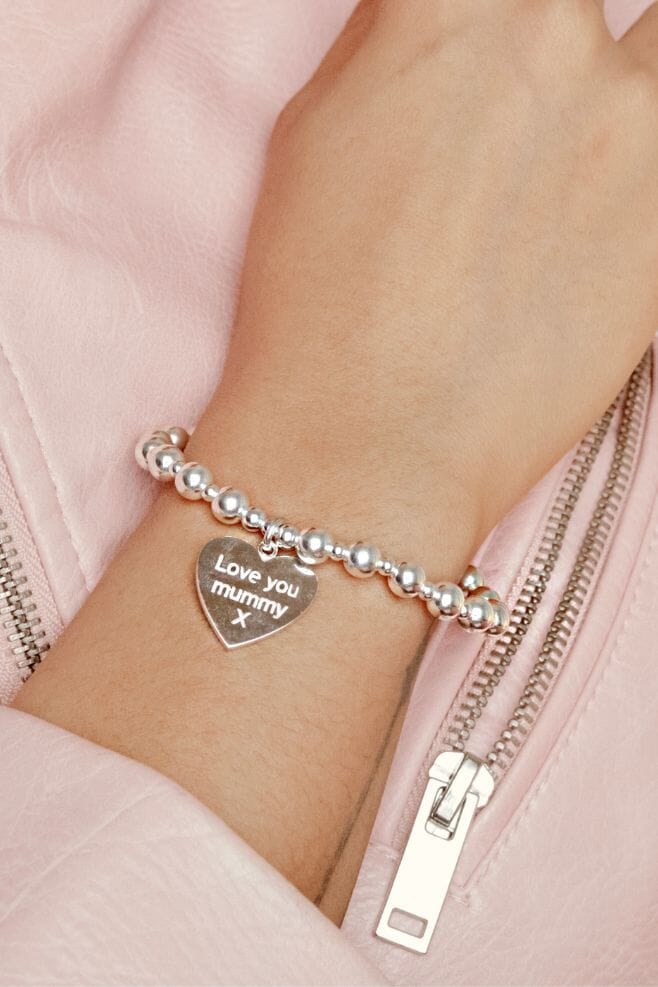 This single strand bracelet features 925 Sterling Silver beads and a classic heart charm with the engraving of your choice.