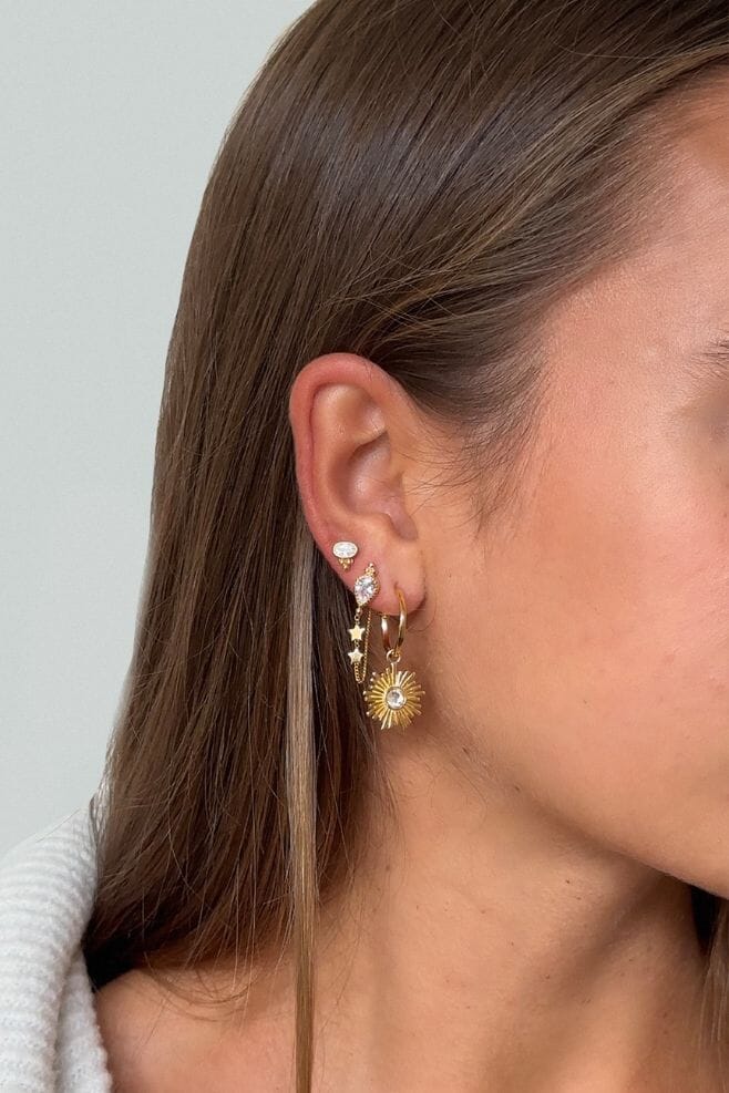 An intricately designed 925 Sterling Silver starburst detail with a sparkling crystal centrepiece.
