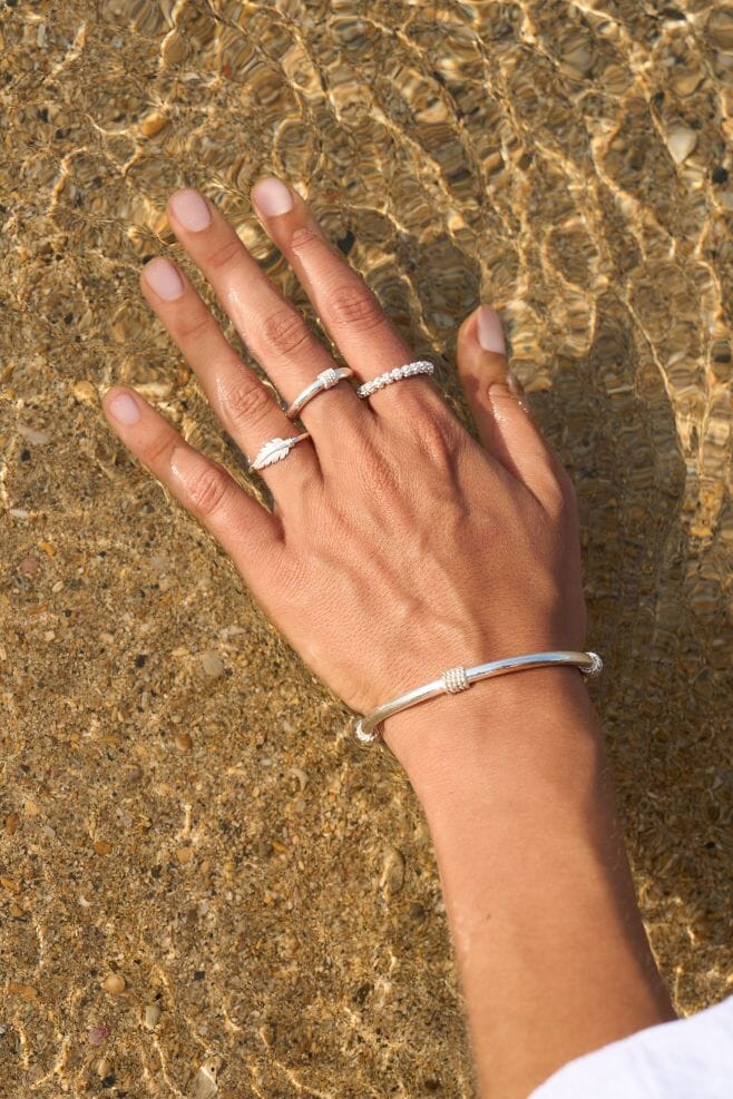 A classic with a twist, the Bahari Rope Ring features intricate bundles of rope wrapped around the 925 Sterling Silver Bahari.
