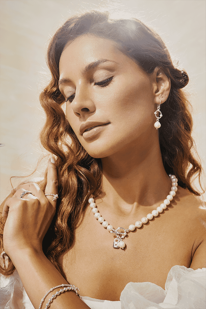 The Toggle Pearl Necklace combines decadent Freshwater Pearls and 925 Sterling Silver with a stunning T-Bar clasp.