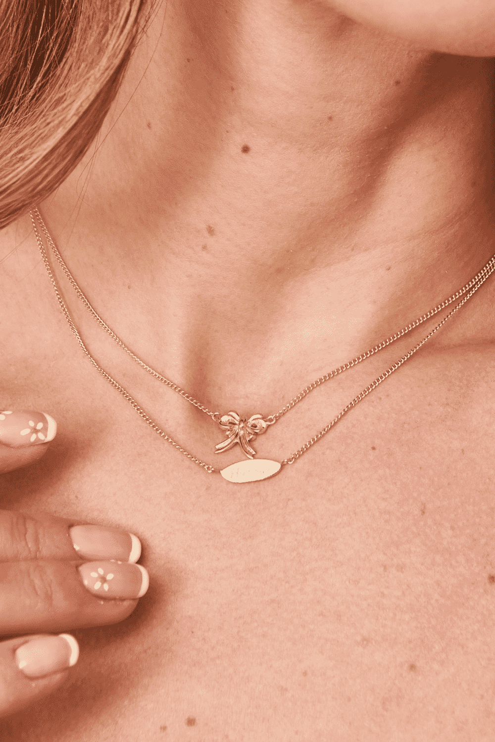 Keep your loved ones close with our Memory Lane necklace. Handcrafted from gold-plated silver, this necklace is not only beautiful but also personalised. The oval plaque provides space for up to 8 characters, allowing you to engrave a name, initials, or s