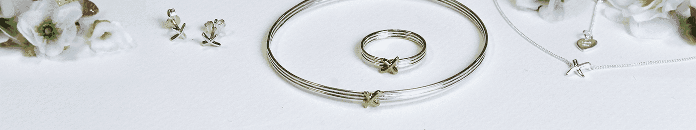 The Kiss jewellery set from Annie Haak.